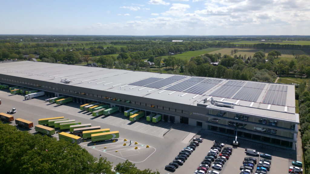 Distributiecentrum Westerman Multimodal Logistics in Nieuwleusen met zonnepanelen voor elektrische vrachtwagens opladen logistiek