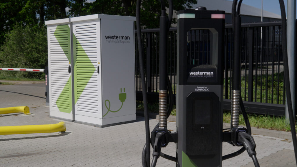 Sunrock DC-laadpaal bij Westerman Multimodal Logistics voor elektrische vrachtwagens opladen logistiek