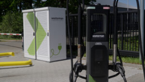 Sunrock DC-laadpaal bij Westerman Multimodal Logistics voor elektrische vrachtwagens opladen logistiek